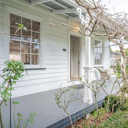 Libeau Cottage - Akaroa Holiday Home ภายนอก รูปภาพ