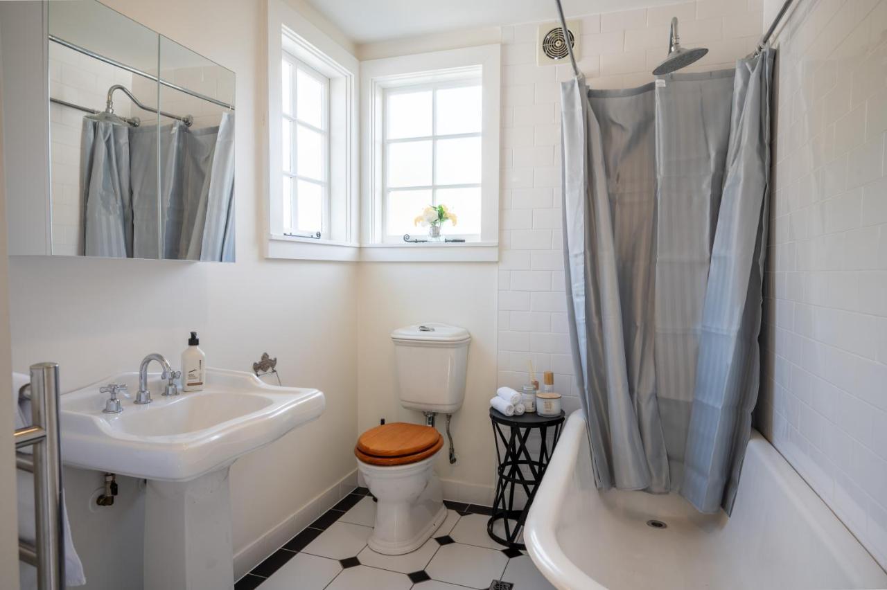 Libeau Cottage - Akaroa Holiday Home ภายนอก รูปภาพ